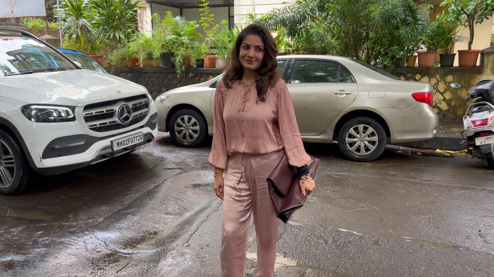 raveena-tandon-was-snapped-at-a-dubbing-studio-in-bandra